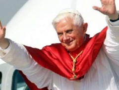 Папа Римский Бенедикт XVI вчера уже послал свое первое сообщение
